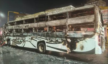 चलती बस में आग का कहर: जयपुर में 25 यात्रियों की जान बची, लाखों की ज्वेलरी और सामान खाक
