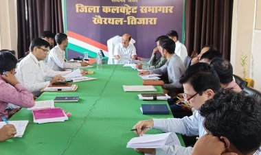 जिला कलेक्टर ने साप्ताहिक समीक्षा बैठक में दिए त्वरित कार्रवाई के निर्देश, स्कूलों में मेडिकल कैंप लगाने पर जोर  