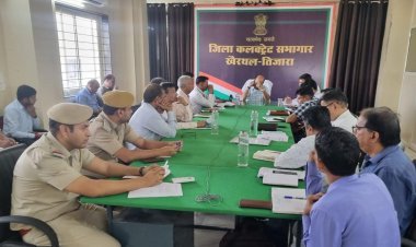 आवश्यक सेवाओं की समीक्षा बैठक में योजनाओं की प्रगति पर जोर  