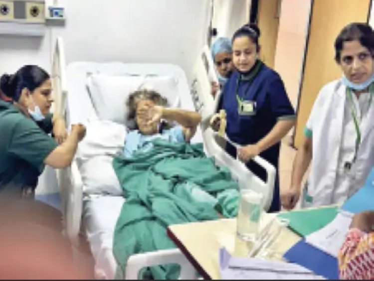 प्रोफेसर बेटे ने 89 वर्षीय मां की इस कारण स्टाफ ने लीजिम्मेदारी