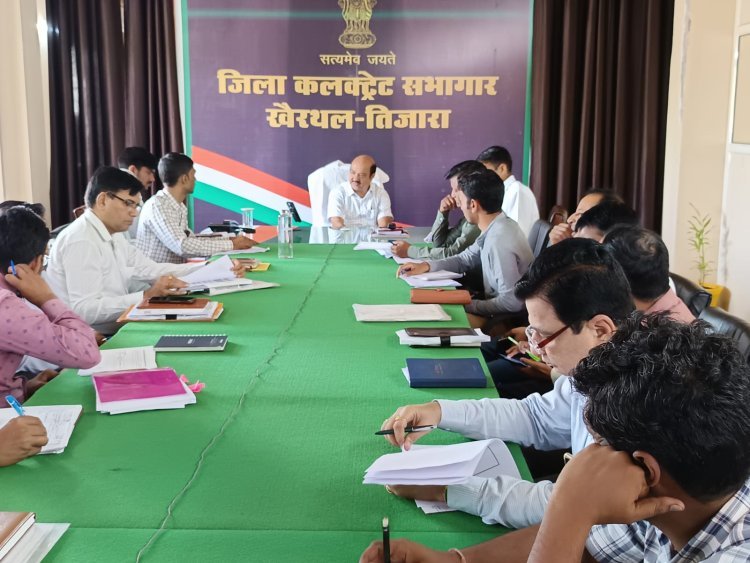 जिला कलेक्टर ने साप्ताहिक समीक्षा बैठक में दिए त्वरित कार्रवाई के निर्देश, स्कूलों में मेडिकल कैंप लगाने पर जोर  