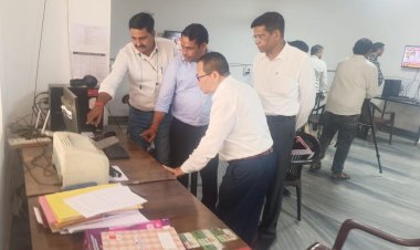 सामान्य पर्यवेक्षक एवं जिला निर्वाचन अधिकारी ने किया एमसीएमसी मीडिया प्रकोष्ठ का निरीक्षण