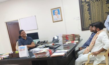 ग्रामीण बस सेवा शुरू करवाने तथा रोडवेज विभाग की भर्तियों को लेकर रा.प.प. निगम प्रबंधक पुरुषोत्तम शर्मा से उपेन यादव ने की मुलाकात 