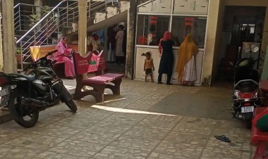 राजकीय सामुदायिक स्वास्थ्य केंद्र के लापरवाही आ रही सामने  आउटडोर के सामने बना रखी है स्टाफ पार्किंग 