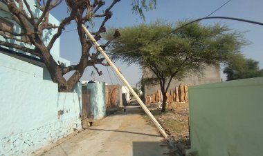 अचानक से बिजली का पोल गिरा, बड़ा हादसा टला