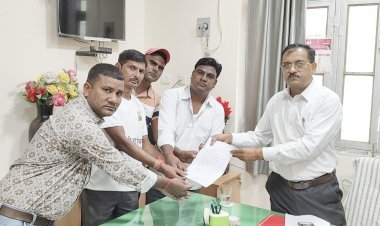 वाल्मीकि समाज ने सीएम के नाम एसडीएम को सौंपा ज्ञापन