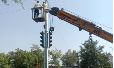 राइजिंग राजस्थान समिट-2024: रुक्मणि रियाड़ के निर्देशन में नगर निगम ग्रेटर की कार्रवाई, अनधिकृत एरियल केबल और पोल्स हटाए