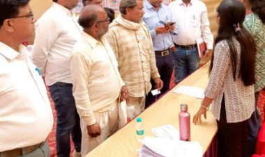 कैंप के दौरान सहायक उपकरणों के नि:शुल्क वितरण हेतु 61 दिव्यांगजनों का किया पंजीकरण  पंचायत समित तिजारा सभागार में कैंप का किया गया आयोजन