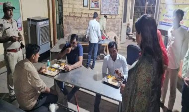 बाड़मेर. संभागीय आयुक्त डॉ प्रतिभा सिंह बाड़मेर कलेक्टर ऑफिस  के  सामने  स्थित अन्नपूर्णा रसोई का  औचक निरीक्षण करने  पहुची. 