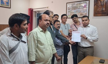 पत्रकार सुरक्षा कानून की मांग, मीडियाकर्मियों ने जिला कलेक्टर को सौंपा ज्ञापन