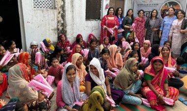 रोटरी क्लब अलवर ने बांटे सेनेटरी पैड