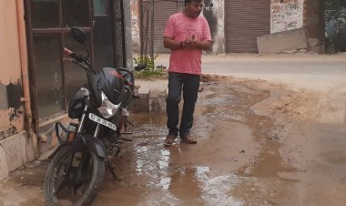 पेयजल लाइन की लापरवाही से हजारों लीटर पानी बर्बाद, लोग परेशान  