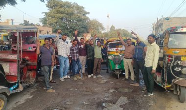 पाइपलाइन लीकेज से सड़क पर बने गहरे गड्ढे