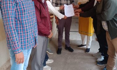 शिक्षकों नेताओं की बहाली की मांग को लेकर सौंपा ज्ञापन 
