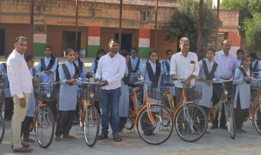 रावतसर में बालिकाओं को निःशुल्क साइकिलें वितरित