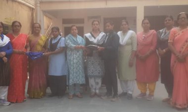 अलका चाहर ने की स्काउट गाइड को यूनिफॉर्म वितरित