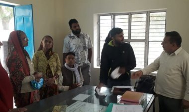 सर्दी में नहीं मिल रहा पीने को पानी, लोगों ने जलदाय विभाग जाकर जताया रोष