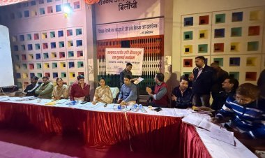 जिला कलक्टर डॉ. जितेंद्र कुमार सोनी के निर्देशन में रात्रि चौपाल में 35 समस्याओं का समाधान
