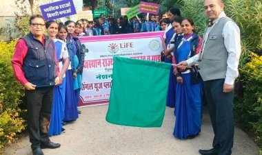 सिंगल यूज प्लास्टिक उन्मूलन कार्यक्रम की रैली को हरी झंडी दिखाकर किया रवाना