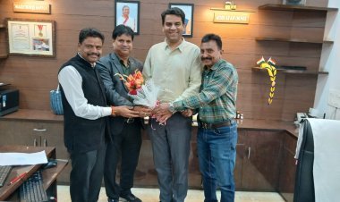 निक रेल यात्री संघ एकीकृत के प्रतिनिधि मंडल ने एडीआरएम को गुलदस्ता भेंट कर किया स्वागत