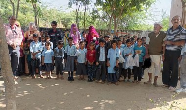 राजकीय प्राथमिक विद्यालय शिवपुरा  में भामाशाहों ने सर्दी को देखते हुए वितरित किये जूते जुराब