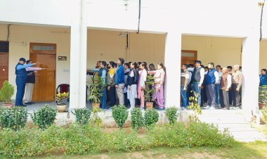 ज़िला कलेक्टर ने दिलाई ने दिलाई संविधान की शपथ
