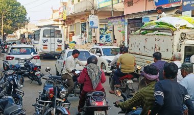 बेतरतीब वाहनों का सड़क पर जमावड़ा, प्रशासन बेबस 