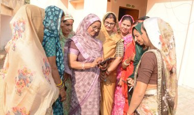 चूल्हे-चौके से आगे बढ़कर चूरू की महिलाएं सीख रहीं डिजिटल क्रांति का पाठ