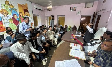 पालिका बोर्ड बैठक में विकास कार्यों पर सहमति, कर्मियों पर लूडो खेलने का आरोप