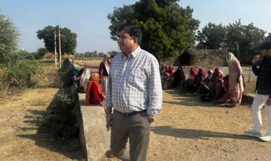 कलेक्टर ने ख़ामोर में विकास कार्यों का निरीक्षण, अनुपस्थित कर्मियों पर कार्रवाई के निर्देश  