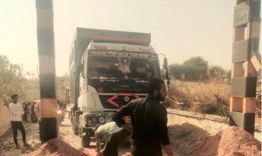 ओवरलोडिंग ट्रकों के कारण छापर रेलवे स्टेशन पर आम रास्ता बाधित