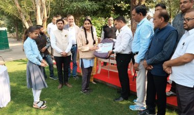 सार लेखन में जिला स्तर पर चयनित सूफिया शेख को जिला कलेक्टर ने किया सम्मानित 