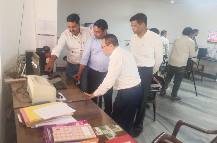 सामान्य पर्यवेक्षक एवं जिला निर्वाचन अधिकारी ने किया एमसीएमसी मीडिया प्रकोष्ठ का निरीक्षण