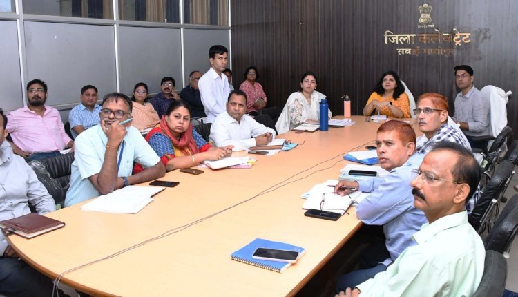 जिला कलेक्टर की अध्यक्षता में विकास कार्यों और योजनाओं की साप्ताहिक समीक्षा बैठक आयोजित