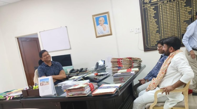 ग्रामीण बस सेवा शुरू करवाने तथा रोडवेज विभाग की भर्तियों को लेकर रा.प.प. निगम प्रबंधक पुरुषोत्तम शर्मा से उपेन यादव ने की मुलाकात