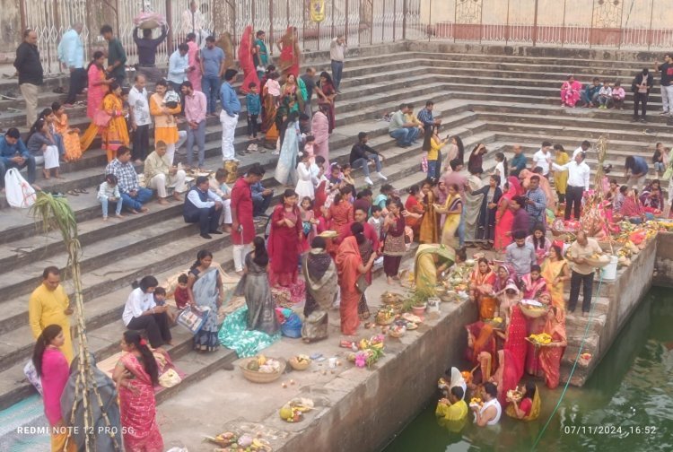 छठ महापर्व: अस्ताचलगामी सूर्य को अर्घ्य के साथ व्रतियों ने की मंगल कामना