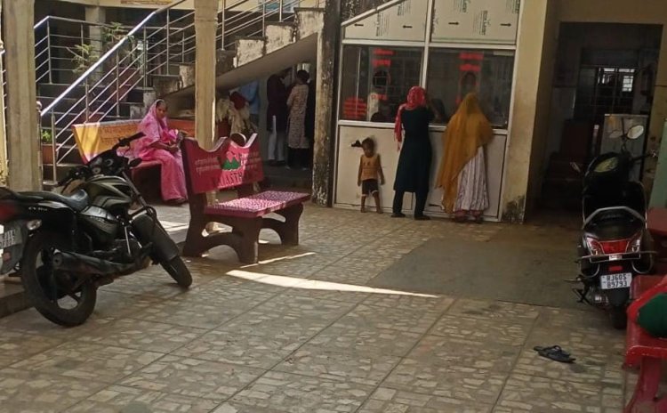राजकीय सामुदायिक स्वास्थ्य केंद्र के लापरवाही आ रही सामने  आउटडोर के सामने बना रखी है स्टाफ पार्किंग 