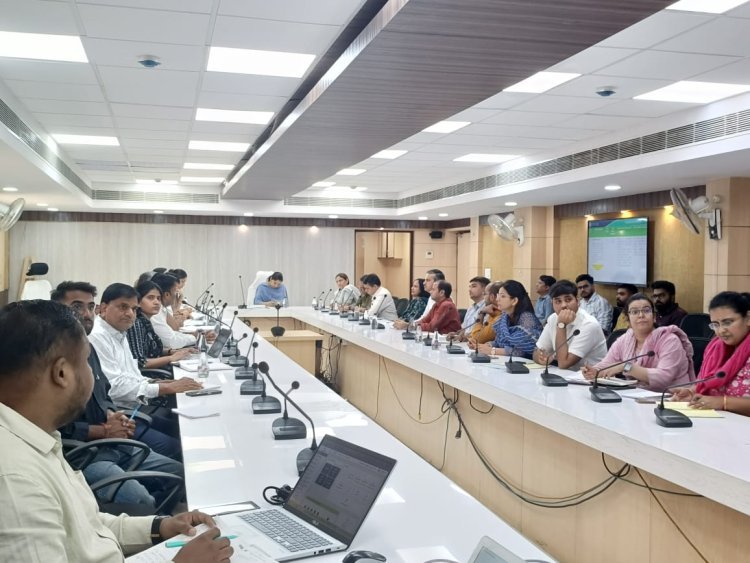 आयुक्त रूकमणि रियाड़ ने स्वच्छता और समिट की तैयारियों पर बैठक, जयपुर को आदर्श शहर बनाने के निर्देश