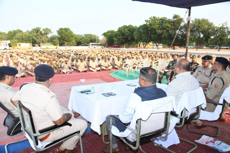 चुनाव कार्मिकों को एसपी व कलेक्टर ने दी हिदायत