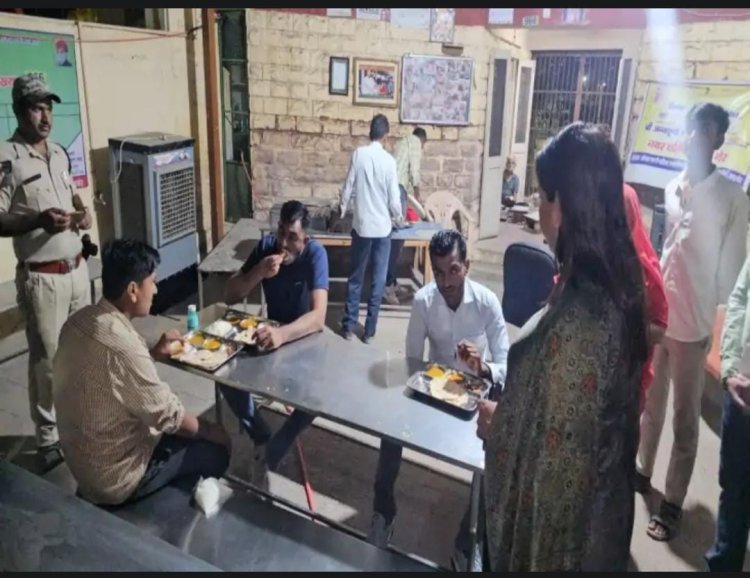बाड़मेर. संभागीय आयुक्त डॉ प्रतिभा सिंह बाड़मेर कलेक्टर ऑफिस के सामने स्थित अन्नपूर्णा रसोई का औचक निरीक्षण करने पहुची.
