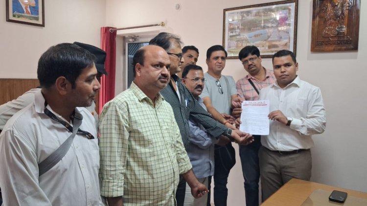 पत्रकार सुरक्षा कानून की मांग, मीडियाकर्मियों ने जिला कलेक्टर को सौंपा ज्ञापन