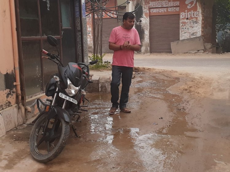 पेयजल लाइन की लापरवाही से हजारों लीटर पानी बर्बाद, लोग परेशान