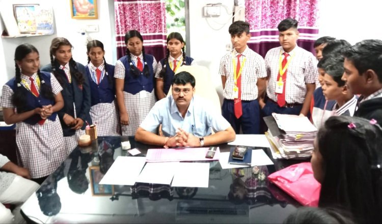 पुलिस थाने में छात्रों की विजिट: कानून और अधिकारों की जानकारी दी  