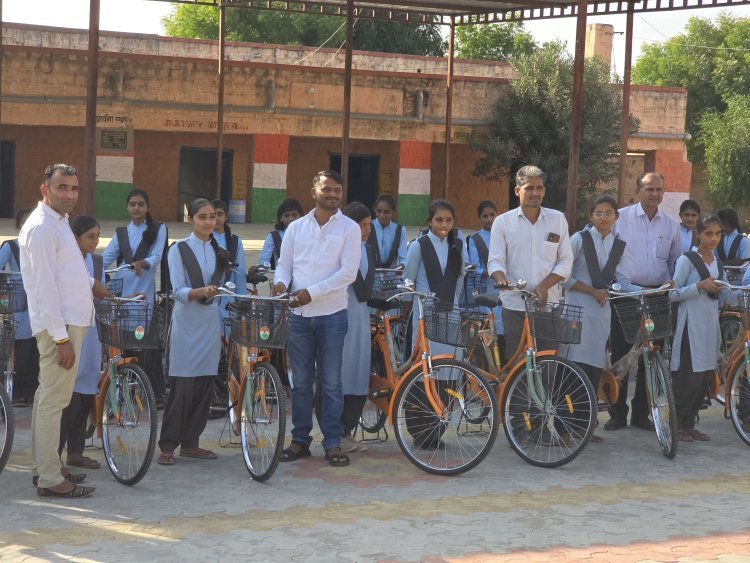 रावतसर में बालिकाओं को निःशुल्क साइकिलें वितरित