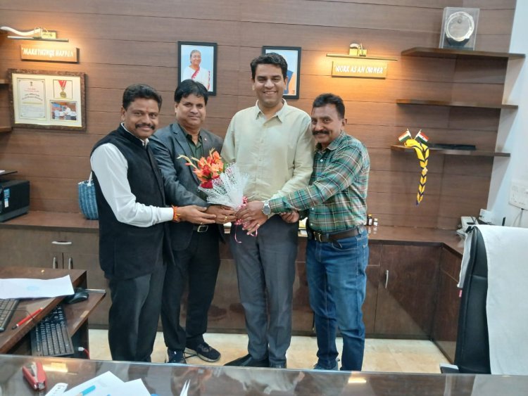 निक रेल यात्री संघ एकीकृत के प्रतिनिधि मंडल ने एडीआरएम को गुलदस्ता भेंट कर किया स्वागत