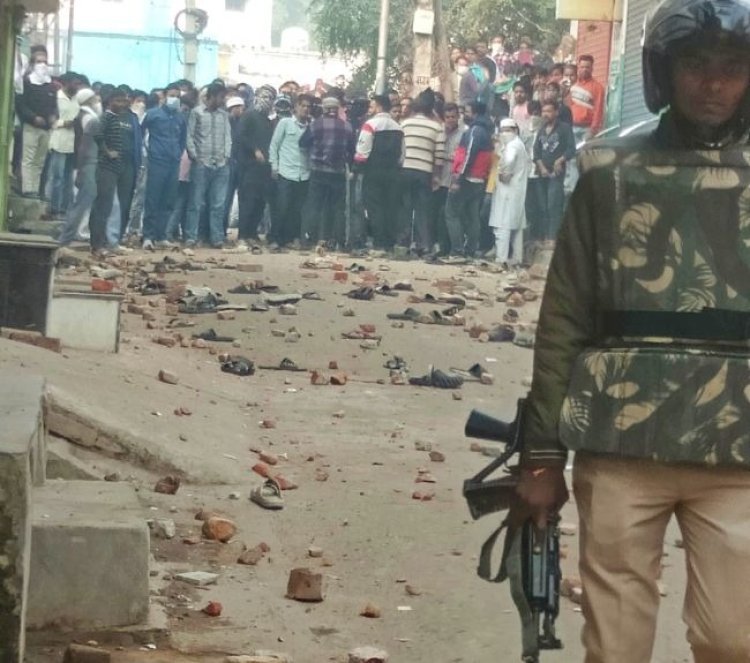 संभल में जामा मस्जिद के सर्वे पर बवाल, पथराव और फायरिंग में तीन की मौत