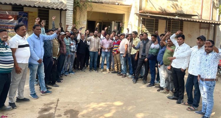 निजीकरण के खिलाफ विद्युत कर्मियों ने किया कार्य बहिष्कार