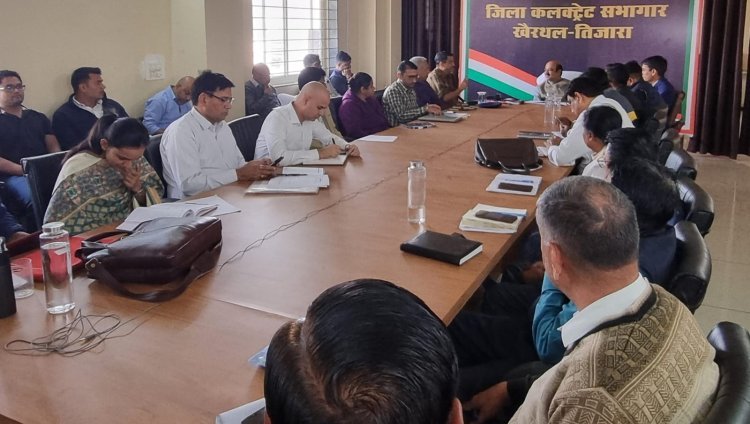 जिला कलक्टर ने अधिकारियों की साप्ताहिक समीक्षा बैठक ली