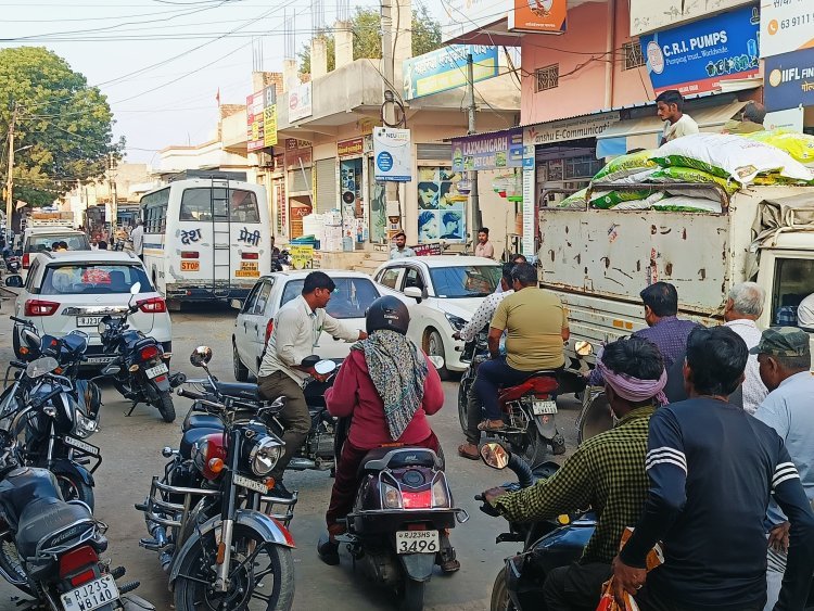 बेतरतीब वाहनों का सड़क पर जमावड़ा, प्रशासन बेबस 