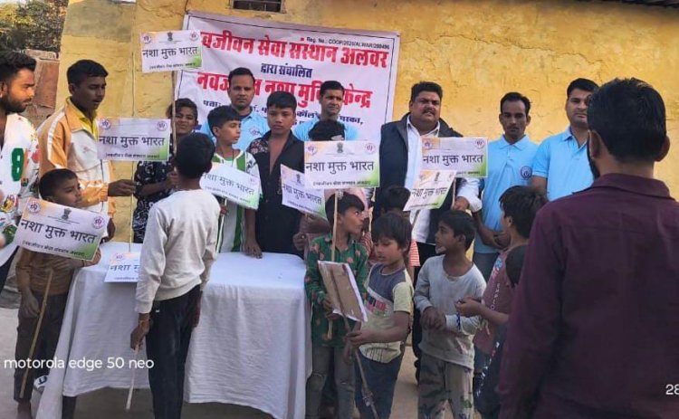 कच्ची बस्ती में नशा मुक्ति अभियान चलाकर किया जनता को जागरूक